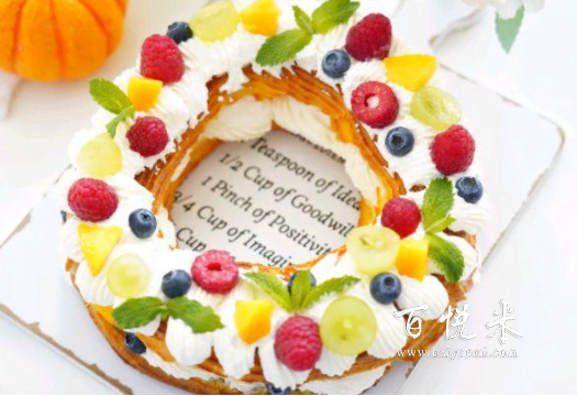 把泡芙做成花環(huán)的形狀，充滿了美好的寓意，顏值超高